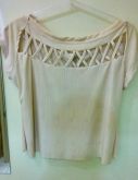 Blusa com Detalhes em Tiras